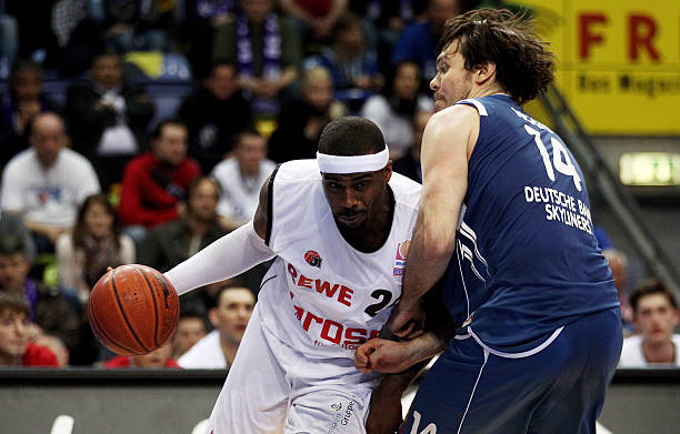 后卫将球回 后卫将球回